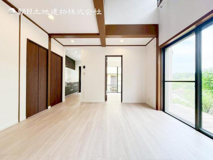 居間 リビングにあふれる採光と心地よい風のつどう調和された空間！！生活を彩る充実した日々が過ごせそうです。家族の滞在期間が長くなることを予測して、設計士が思いと工夫をこらした自慢のリビングダイニング！！！ 