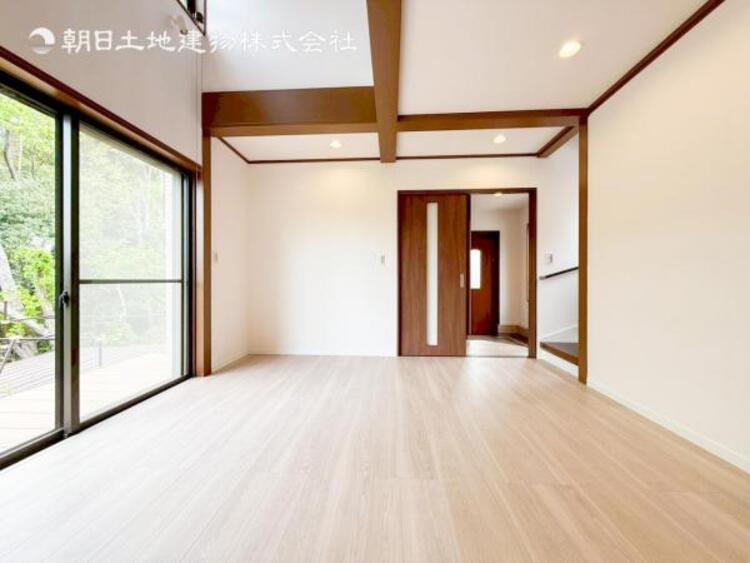 居間 開放感とプライベート感が見事に両立されたリビングダイニング！通常では相反するファクターがともにそろうと極上のくつろぎ空間が生まれます。だれにも譲りたくない至福の空間で過ごす日々は生活をより豊かにします 