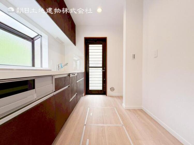 キッチン 【キッチン】広く取られたキッチンスペースはとても便利です。　自由にレイアウトがカスタマイズできます。 