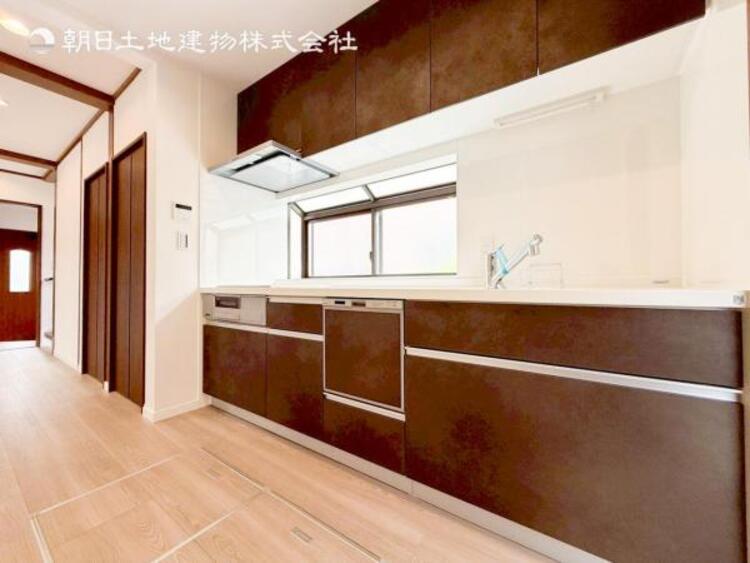 キッチン 【キッチン】広く取られたキッチンスペースはとても便利です。　自由にレイアウトがカスタマイズできます。 