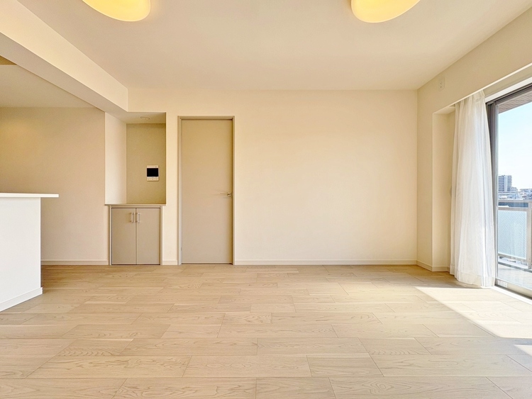 居間 忙しく過ぎゆく日常を置き去るほど、ゆったりした時間が流れるリビング。