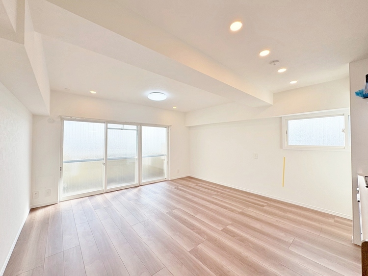 居間 忙しく過ぎゆく日常を置き去るほど、ゆったりした時間が流れるリビング。