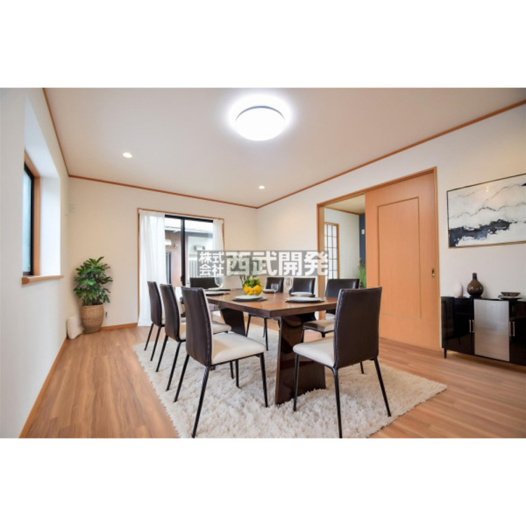 居間 （配置してある家具や小物はCGによるイメージです）