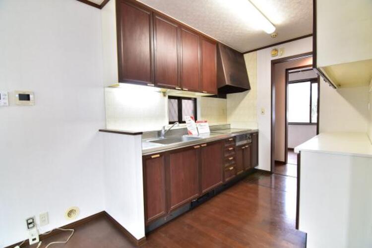 キッチン 明るい自然光が入る作業スペースを多くとった壁付けキッチン採用。夫婦揃ってキッチンに立っても調理がしやすく、家事をしながら会話も弾みます。