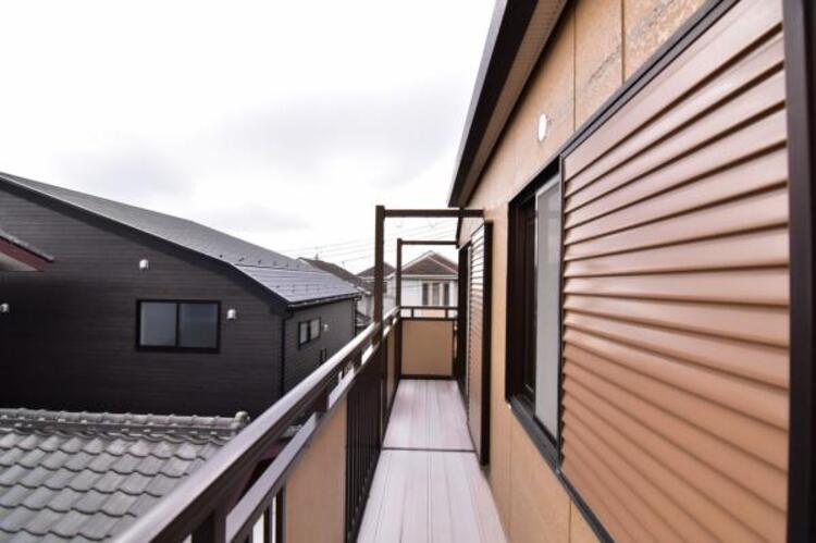 バルコニー 使い易いバルコニー。やわらかな陽射し・心地よい風。どこまでも広がる空の下、限りない開放感を味わえる空間です。