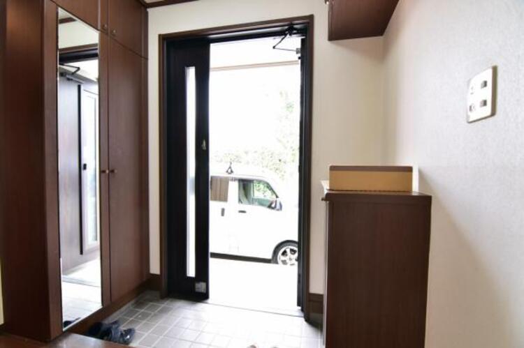 その他 上質感漂う玄関と廊下。居住者の帰り・訪れる方を優しく迎える、安らぎに満ちた生活空間を予感させます。