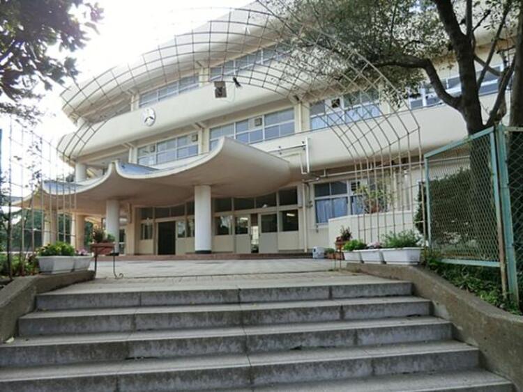 周辺 横浜市立上の宮中学校　570ｍ