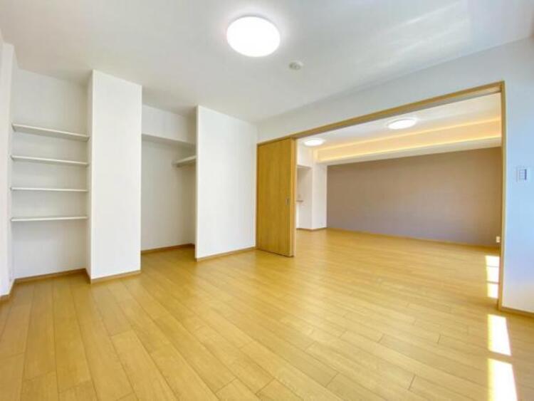 内装 続き間の洋室はお子様を遊ばせるスペースとしても重宝します。ライフスタイルの変化にも対応しやすい間取り設計にしました。 