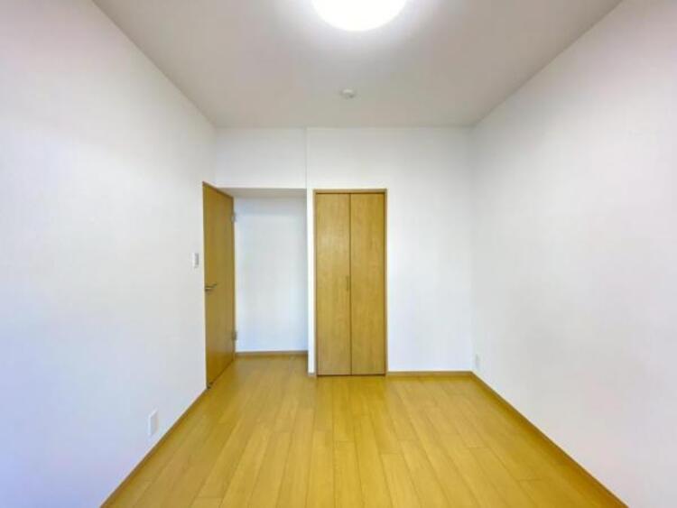 内装 洋室5.5帖　家族個々の安らぎの空間。誰もが好みで飾れるシンプルな室内に仕上げてあります。 