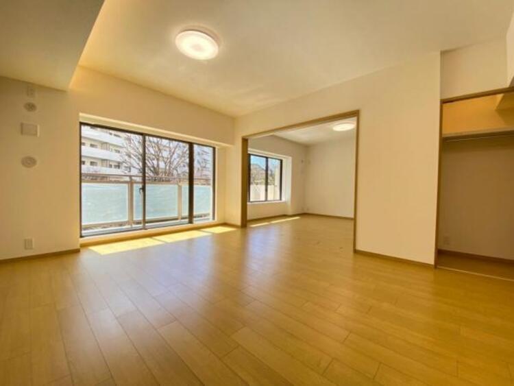 居間 光と風があふれる開放的なリビングダイニングには自然と家族みんなが集まってきます。明るく穏やかな空気の中で幸せを感じさせてくれる場所です。 