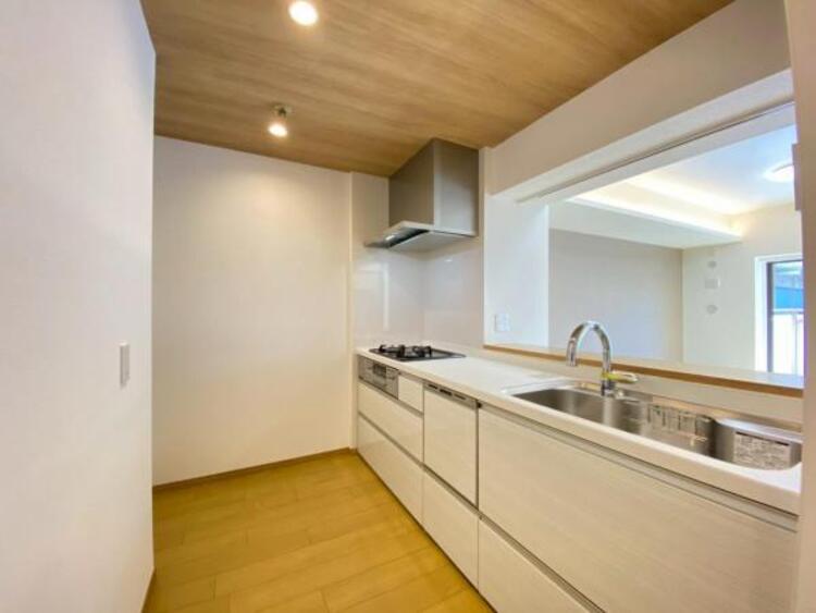 キッチン 広々としたシステムキッチンは2人で立っても窮屈さを感じさせません。お休みの日にご家族みんなでお料理を楽しめます。 