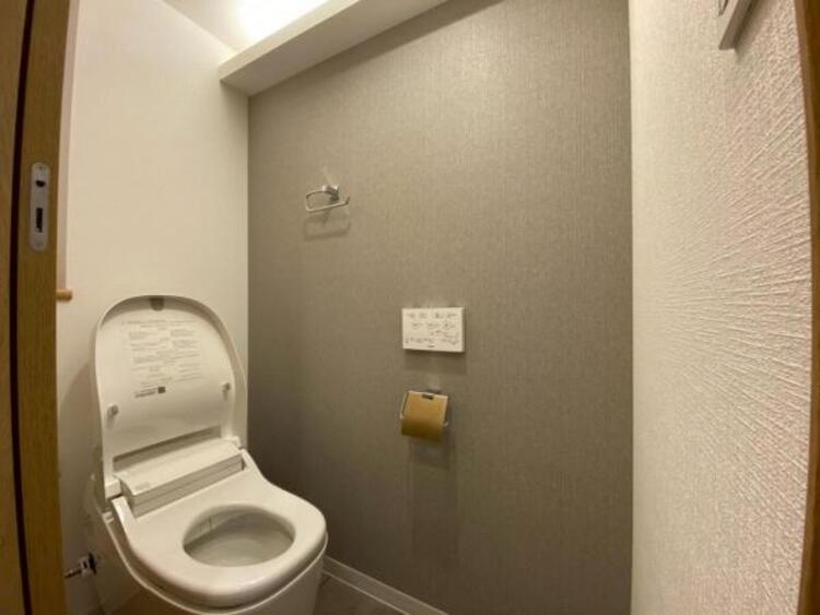 トイレ シンプルでシャープなフォルムは、そのデザイン性だけでなく汚れが拭きやすくお手入れ簡単です。 