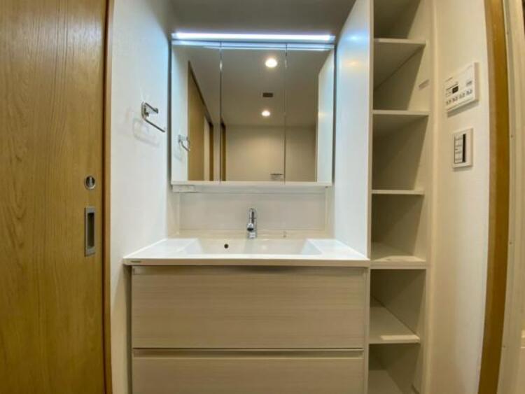 洗面 清潔感のあるワイドな洗面台は収納力もあり、いつでもすっきりとした洗面室に。 