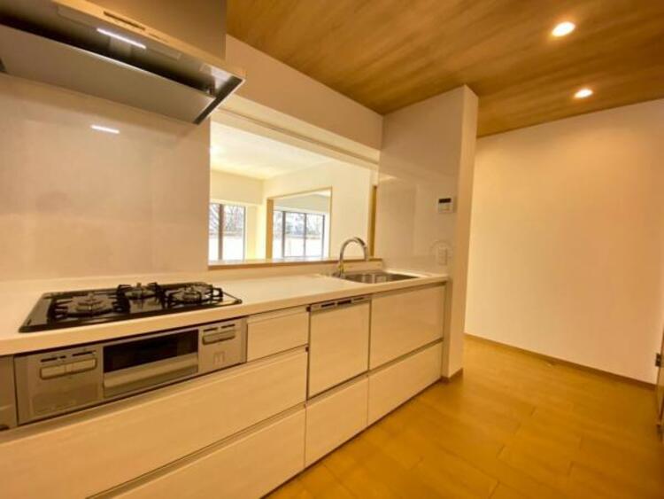 設備 キッチンはご家族との会話が楽しめる対面カウンタータイプを採用。リビングのご家族の様子をうかがいながらお料理もできます。