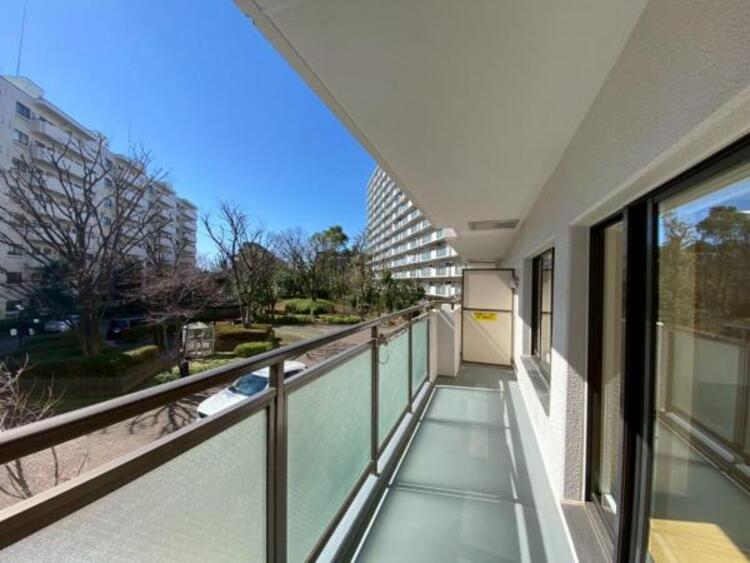 バルコニー 陽光、風通しのよいワイドバルコニー。お洗濯物も乾かしやすいですね。 