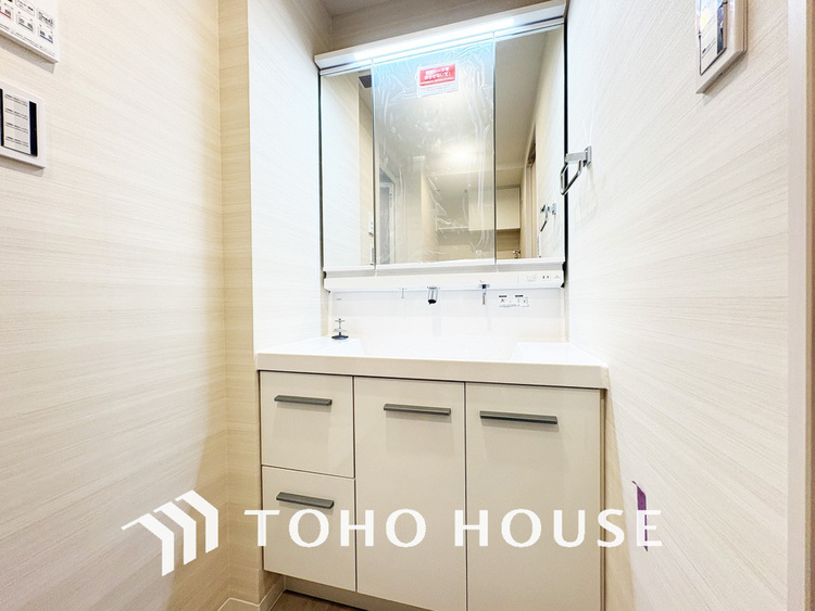 洗面 新規設置の洗面化粧台。収納豊富で使い勝手の良い3面鏡です