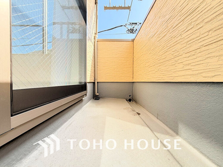 バルコニー 日当たりの良いバルコニーで晴れの日の洗濯物も楽しみになりますね