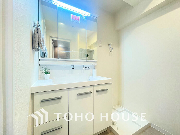 洗面 白を基調とした清潔感のある洗面室で朝の身支度を