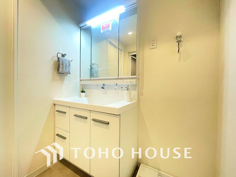 洗面 落ち着きのある色合いでまとめられた洗面室