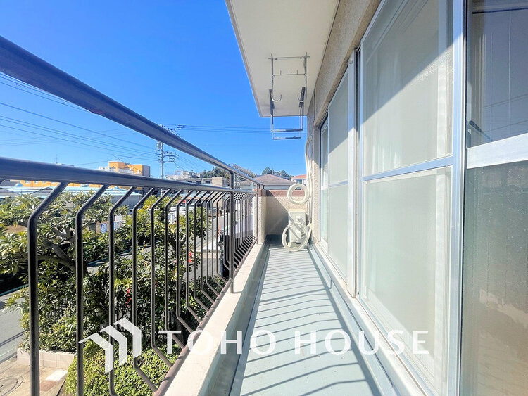 バルコニー 日当たりの良いバルコニーで晴れの日の洗濯物も楽しみになりますね