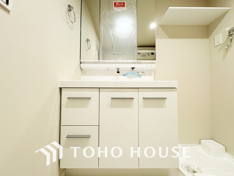 洗面 新規設置の洗面化粧台。収納豊富で使い勝手の良い3面鏡です