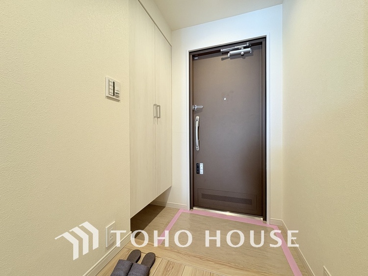 玄関 飾り過ぎないシンプルな内装の玄関