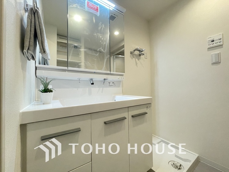 洗面 新規設置の洗面化粧台。収納豊富で使い勝手の良い3面鏡です