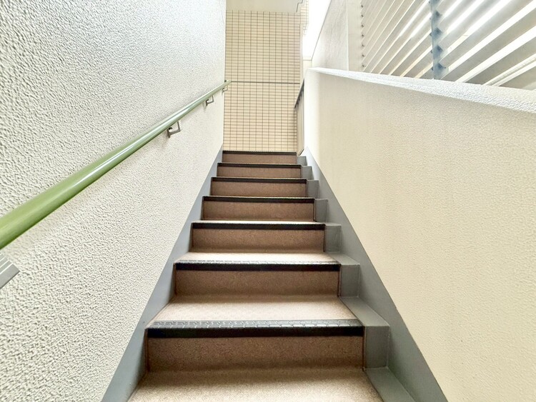 その他 共用部の階段です。明るく清潔に管理されています。