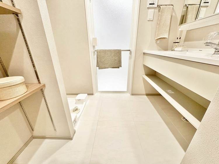 その他 十分な広さの脱衣所。