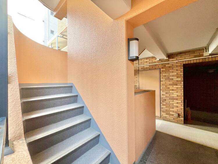その他 共用部の階段です。明るく清潔に管理されています。