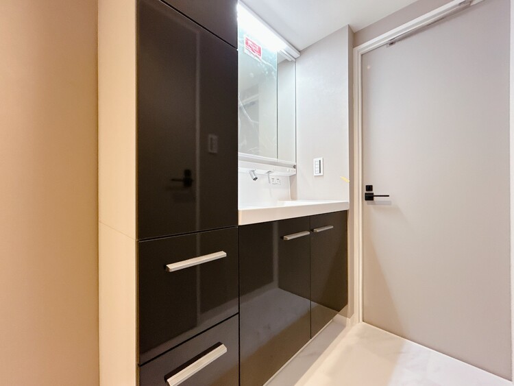 その他 清潔感を感じられる洗面化粧台。