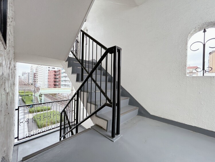 その他 共用部の階段です。明るく清潔に管理されています。