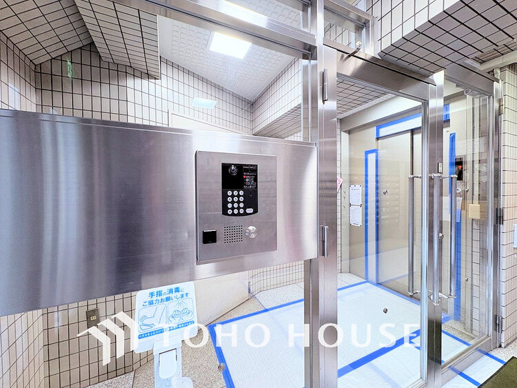 その他 エントランスはオートロック完備で安心のセキュリティ