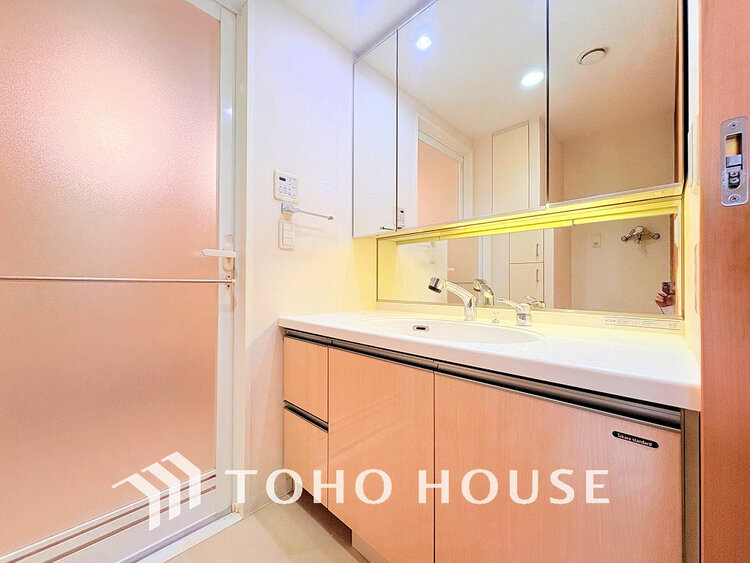 洗面 大きな洗面鏡付き、朝の身支度も楽しくなりますね（リノベ前の写真です）