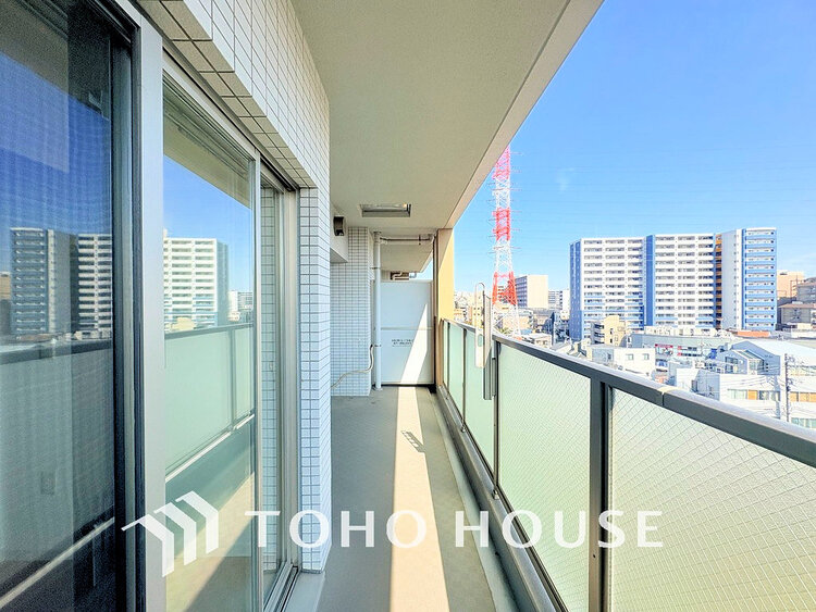 バルコニー 日当たりの良いバルコニーで晴れの日の洗濯物も楽しみになりますね