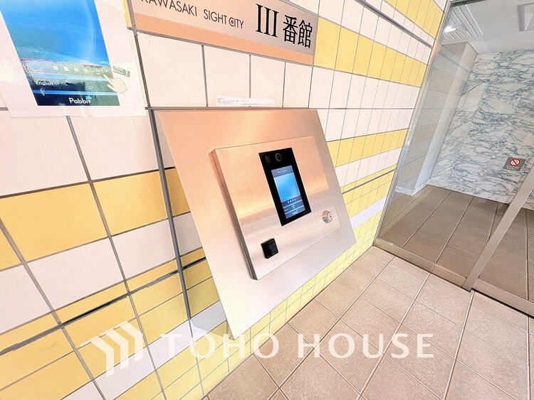 その他 エントランスはオートロック完備で安心のセキュリティ