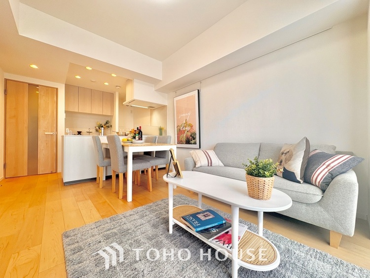 内装 ここはみんなが集い、食事と楽しい会話が始まる場所。話に夢中になりすぎて、ついつい時を忘れ、夜半過ぎになってしまう。そんな束の間の幸せを感じさせてくれます。