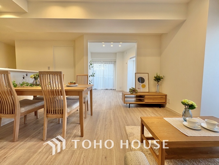 内装 叶えたかったのは落ち着きのあるナチュラルな風合い、そして開放感があるリビング。優雅な気分に浸れる幸せな時間を家族が自然と集まりたくなるこの空間で。