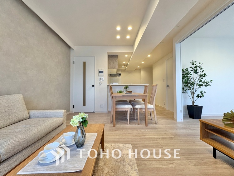 内装 ◆サンサンと◆差し込む太陽の光がこのリビングに笑いをもたらす。ソファの上のクッションがポカポカした暖気にぬくぬくと微睡んでいる。