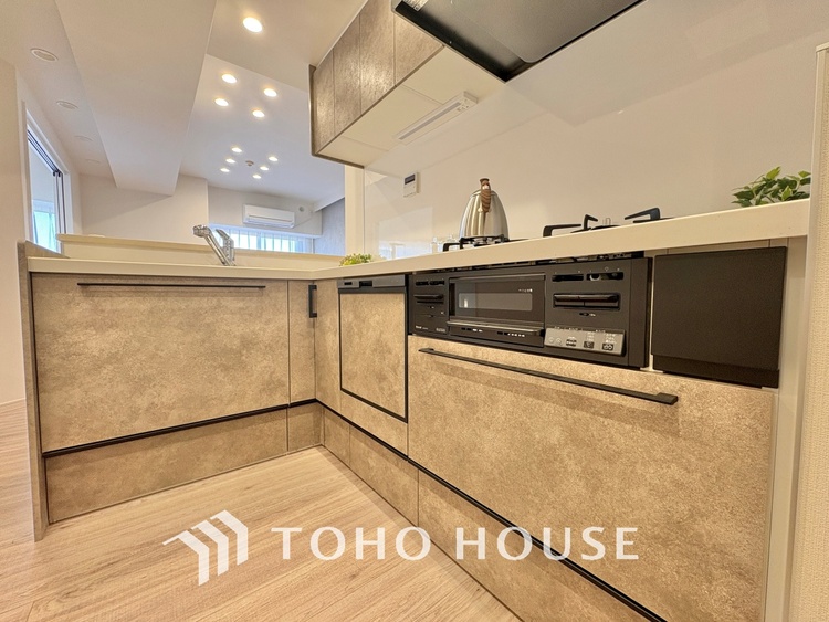 キッチン ◆愛育◆キッチンは家族の絆を育む大切な空間。シンプルで使い易いSystemKitchenで愉しく作る料理は愛情のある美味しいご馳走に。家族で使える広々としたダイニングキッチンです。