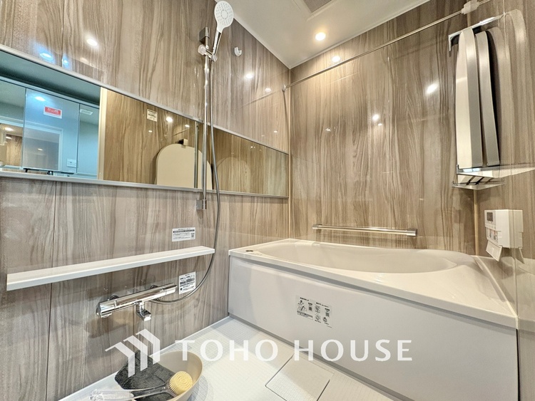 風呂 【浴室】《一日の疲れを落としてくれる場所は、落ち着く場所でなければならない》　高級感溢れるカラーと大きさ・柔らかな曲線で構成された半身浴も楽しめるバスタブが心地よさをもたらします。