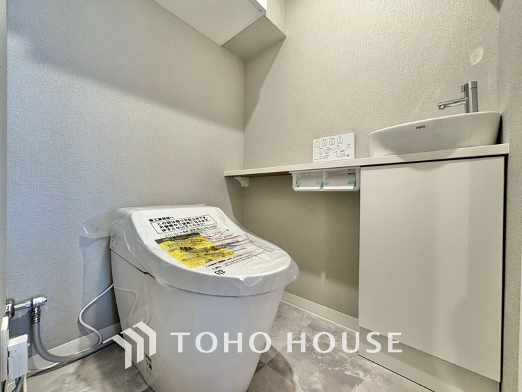 トイレ 清潔感あるホワイト調のクロスと温もり溢れるモダンカラーの床材が見事に調和した本邸宅は、毎日の生活を少しでも快適に過ごして頂ける様に落ち着いた雰囲気作りから行っています。