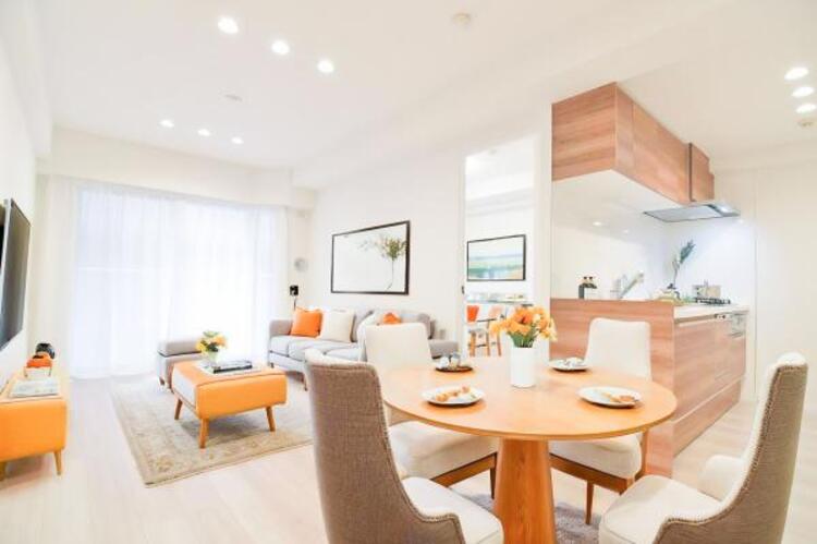 居間 リビング（配置してある家具はCGによるイメージです）LDK12帖　くつろげるリビングは話に夢中になりすぎて、ついつい時間を忘れてしまう。そんな束の間の幸せを感じさせてくれる場所です。 