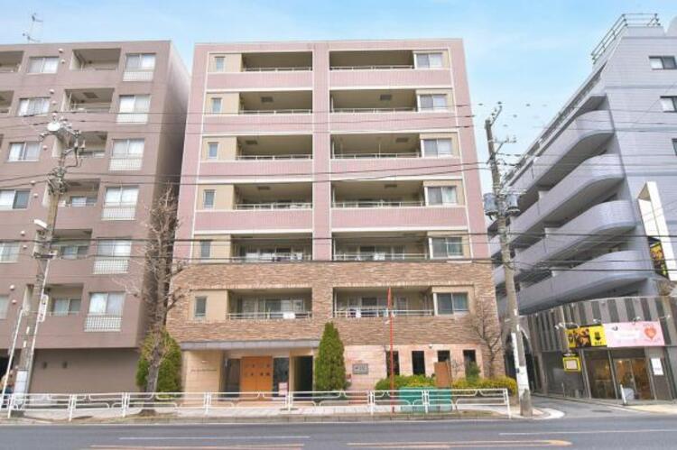 外観 街に溶けこみ美しい景観を生み出すこの邸宅は、採光や風通しまで考え抜いて造り上げました。 