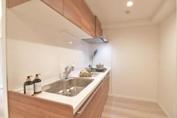 キッチン 広々としたキッチンスペース。食洗機と浄水器が付き、収納力のあるキッチンは料理が捗ります。カップボートや冷蔵庫を置いても十分なスペースができます。 