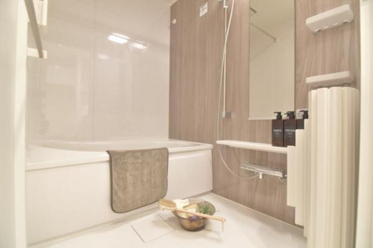 風呂 清潔感と和らぎあるカラーで統一し、ゆったりお使い頂ける柔らかな曲線で構成された、半身浴も楽しめるバスタブが心地よさをもたらします。 