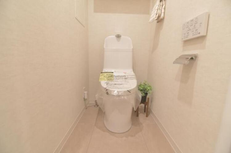 トイレ 白を基調としたウォシュレットトイレは清潔感あるプライベート空間を演出します。 