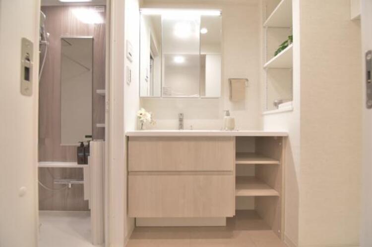 洗面 清潔感のあるワイドな洗面台は収納力もあり、いつでもすっきりとした洗面室に。 