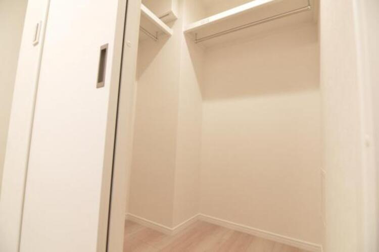 収納 大きなウォークインクローゼットにはゴルフバッグやスノーボードなど趣味のお荷物も十分収納が可能です。日常で使わないものや食料のストックにも重宝します。 