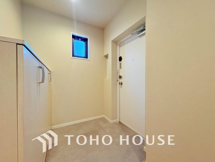 玄関 落ち着いた雰囲気の玄関、家族の帰りを暖かく迎えてくれます